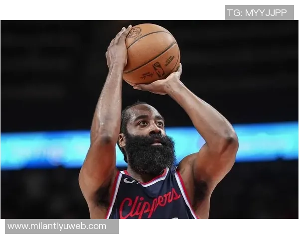 哈登训练后坚持加练超一小时展现职业精神与拼搏态度